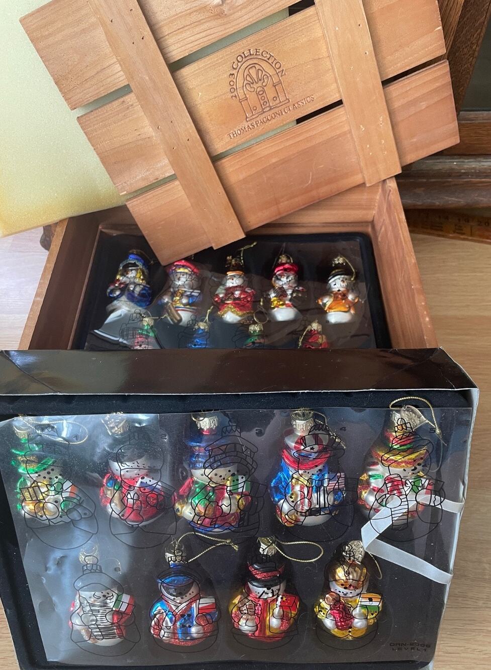 Thomas Pacconi 2003 Snowmen Around the World 18 Glass Ornaments w/crate & sheets